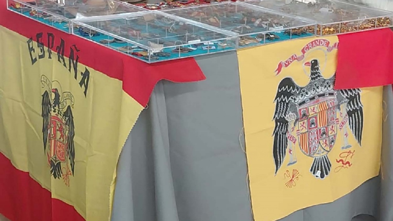 Puesto con simbología franquista en la feria de antigüedades de Ponferrada. PSOE Ponferrada