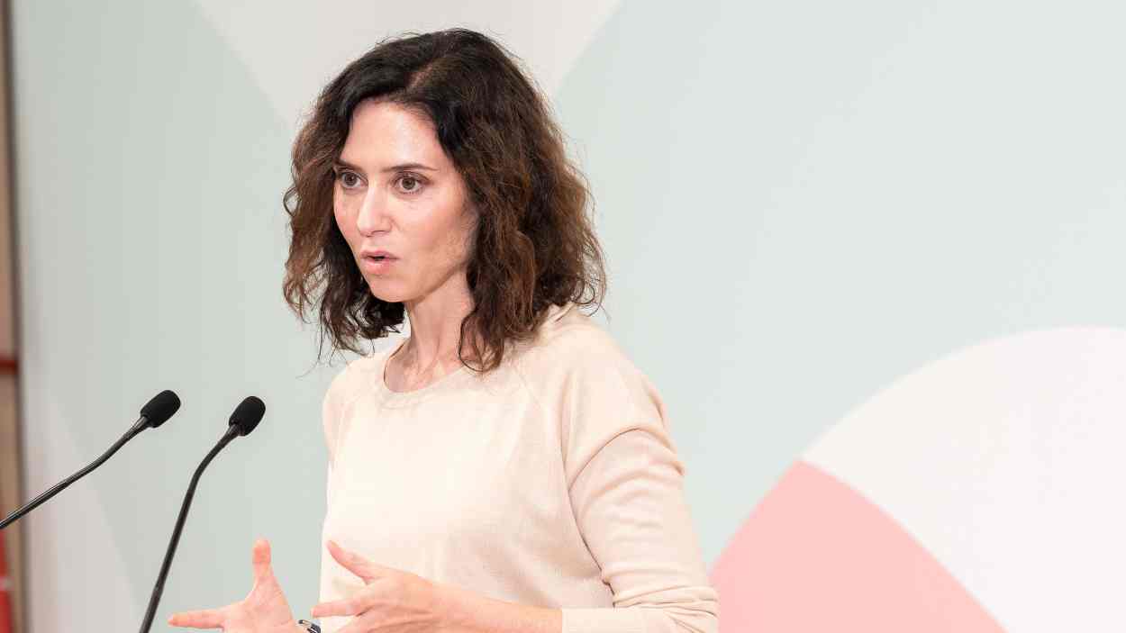 Ayuso rectifica y devuelve el macropuente de diciembre. EP