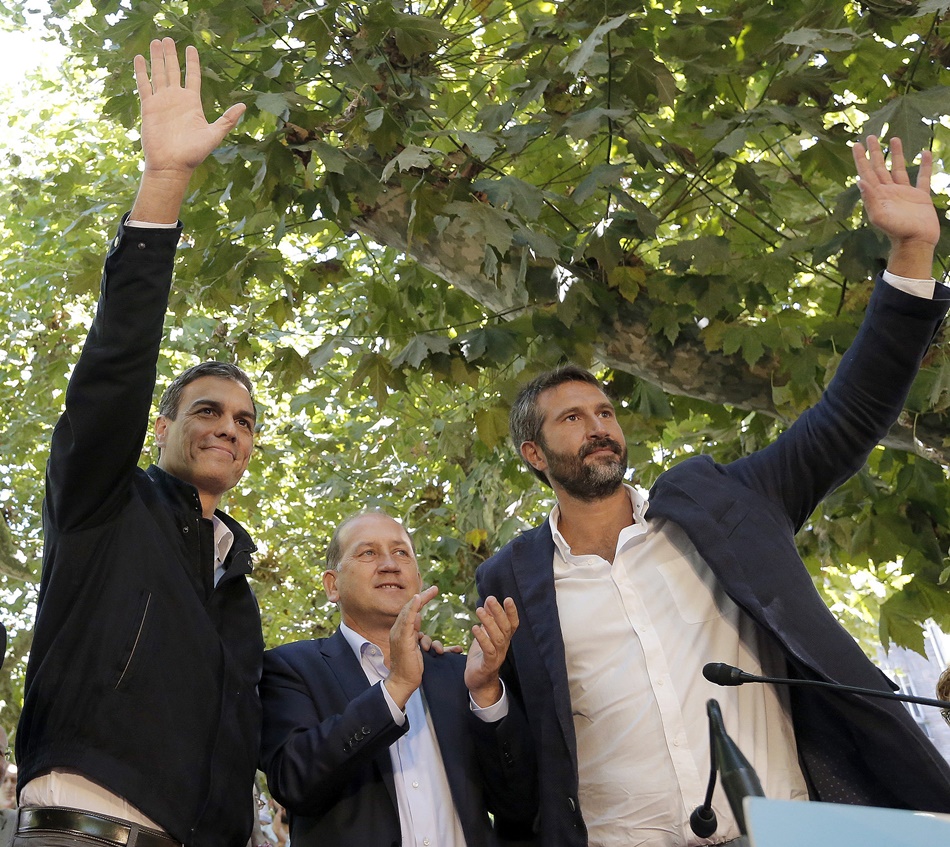 Pedro Sánchez durante un acto con motivo de la campaña electoral en Galicia.