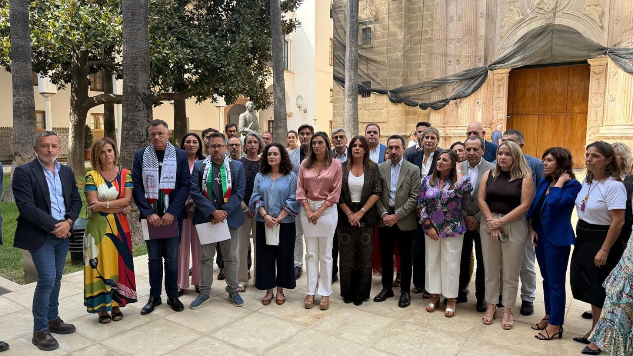 Las izquierdas guardan un minuto de silencio en el Parlamento de Andalucía