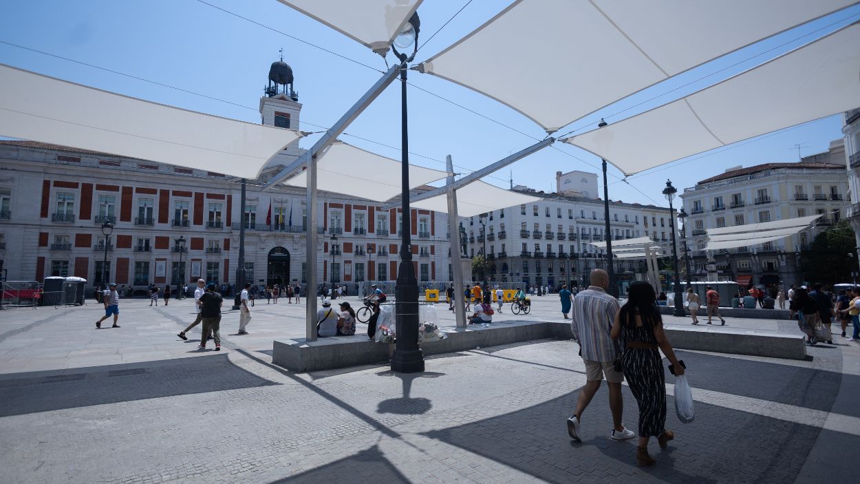 Los toldos instalados por el Ayuntamiento de Madrid en la Puerta del Sol, a julio de 2025. EP.