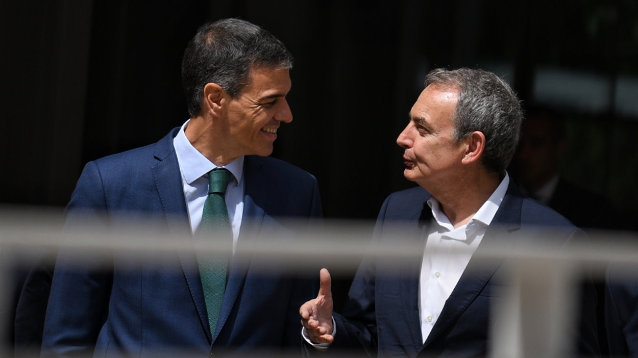 El presidente del Gobierno, Pedro Sánchez, junto al expresidente del Gobierno, José Luis Rodríguez Zapatero. EP.