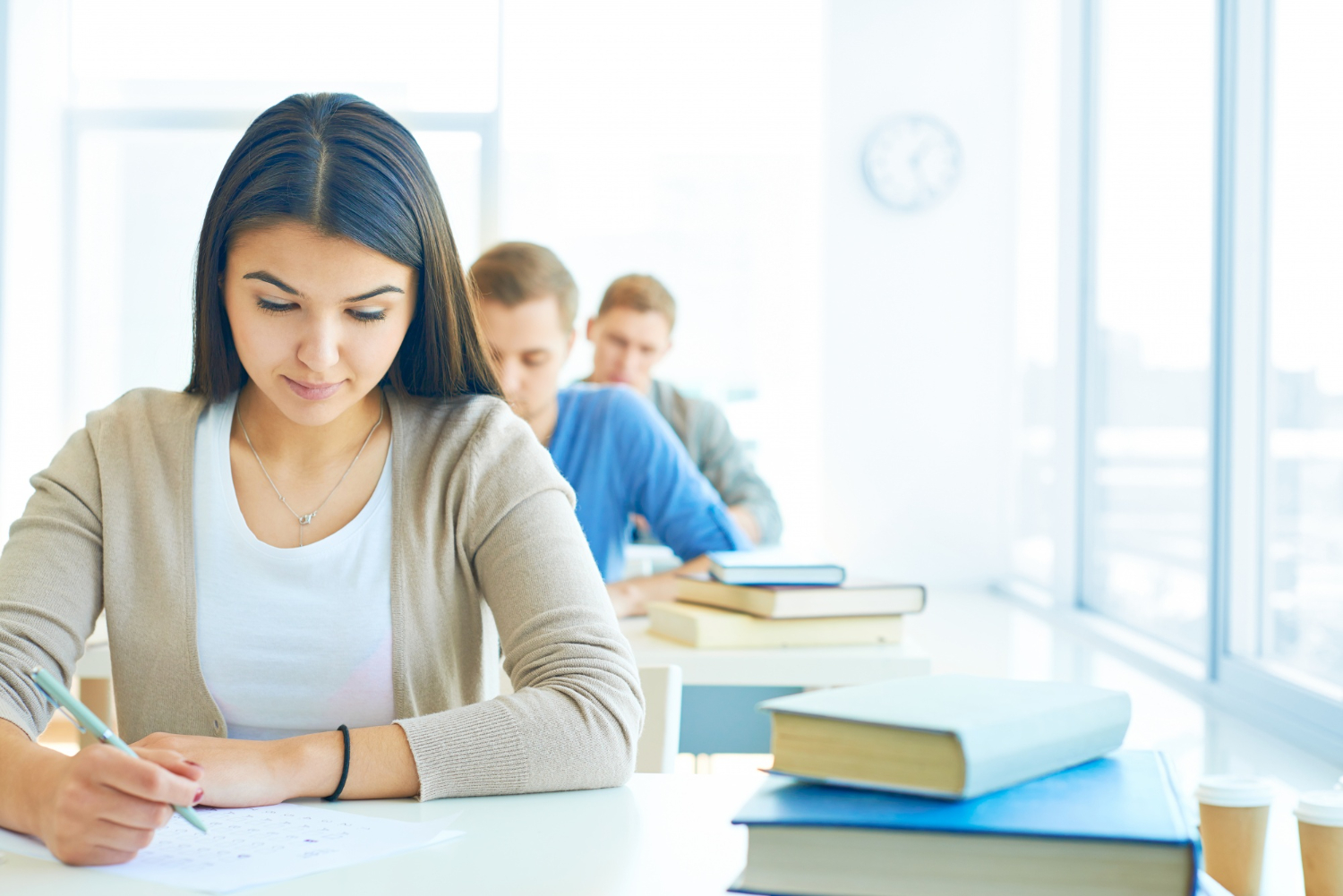 Estudiantes haciendo un examen / FREEPIK