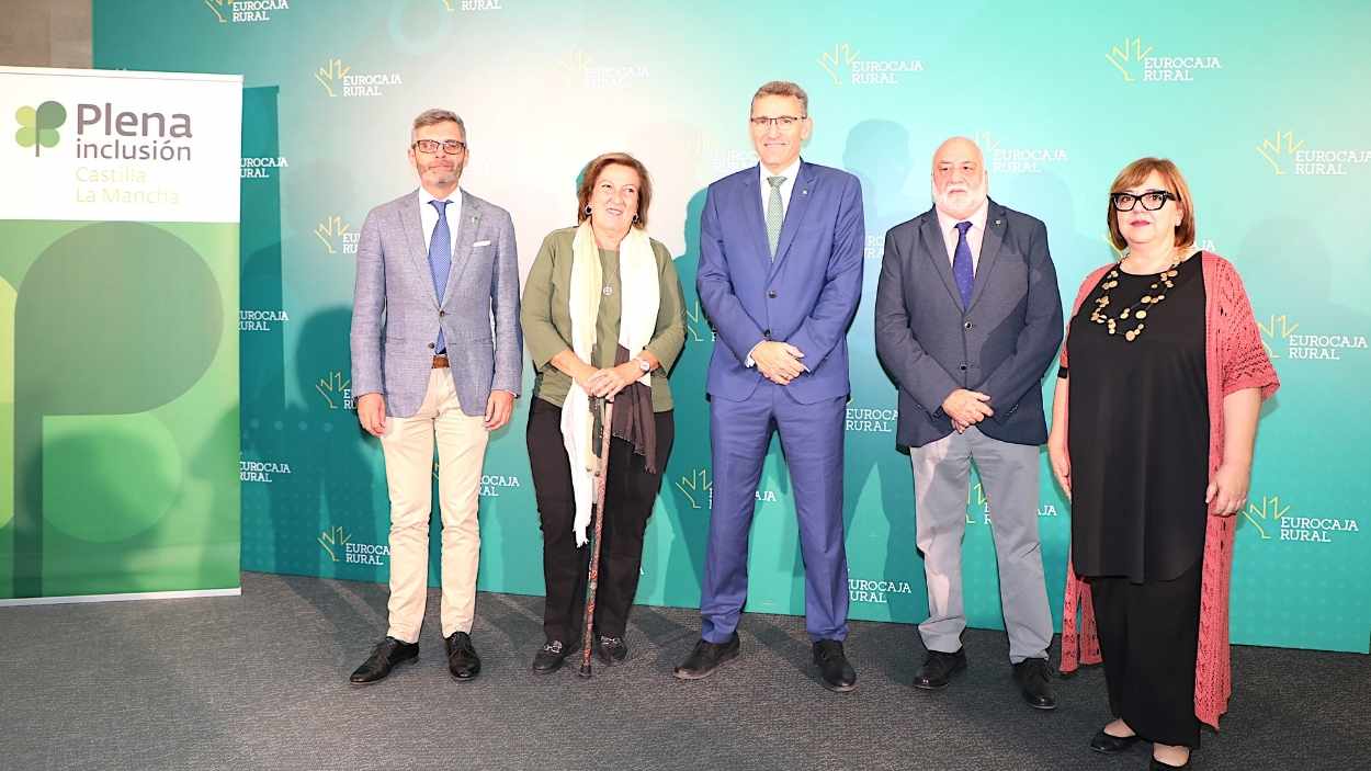 Foto de familia del evento entre Eurocaja Rural y Plena Inclusión durante la presentación del proyecto 'Talento Artístico'.