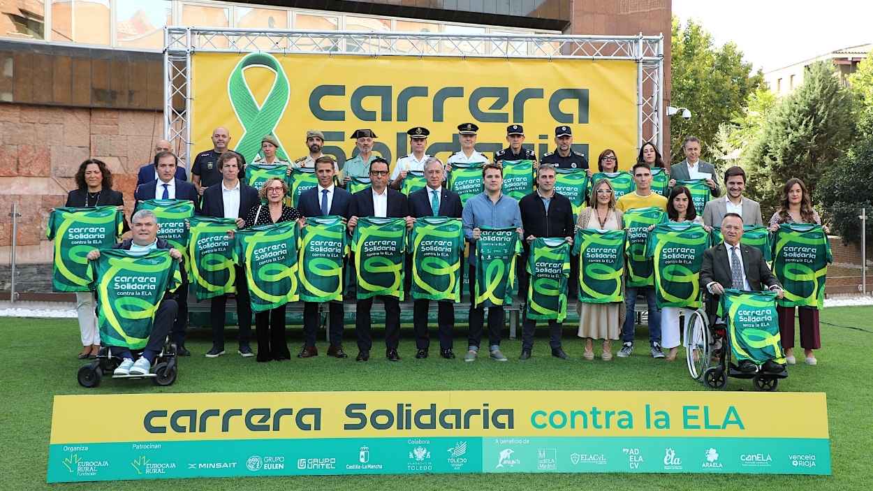 Foto de familia de la presentación de la carrera solidaria contra la ELA. Eurocaja Rural.