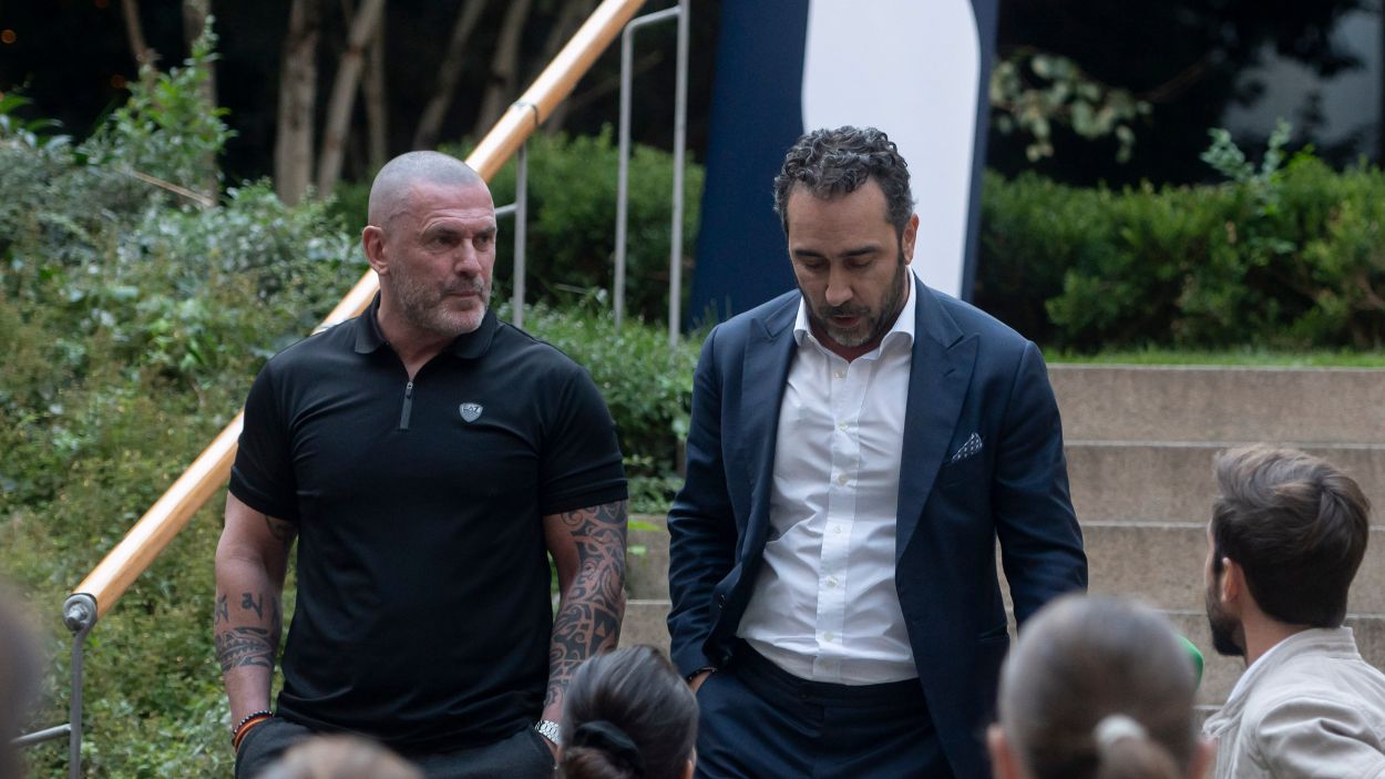 El empresario Víctor de Aldama y el líder de Desokupa, Daniel Esteve, a su llegada a la presentación del exportavoz de Vox, Iván Espinosa de los Monteros de su nuevo ‘think tank’ ‘Atenea’. EP.