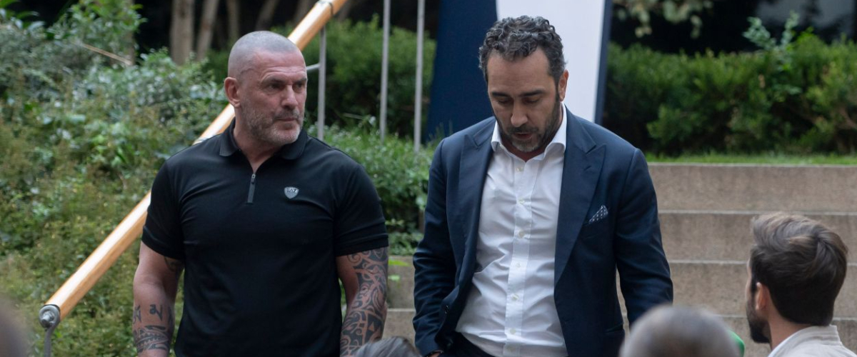 Víctor de Aldama y el líder de Desokupa, juntos en la presentación del think tank de Espinosa de los Monteros