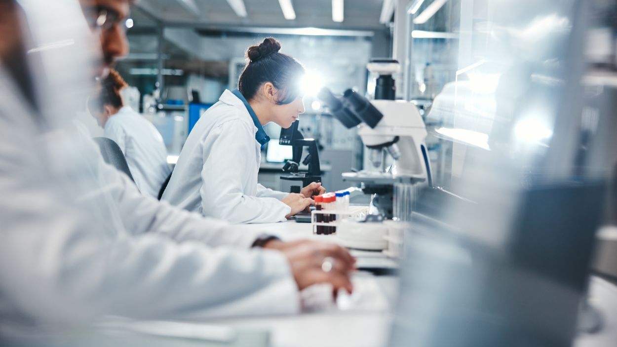 Investigadores observando muestras microscópicas en el laboratorio. © Shutterstock / PeopleImages
