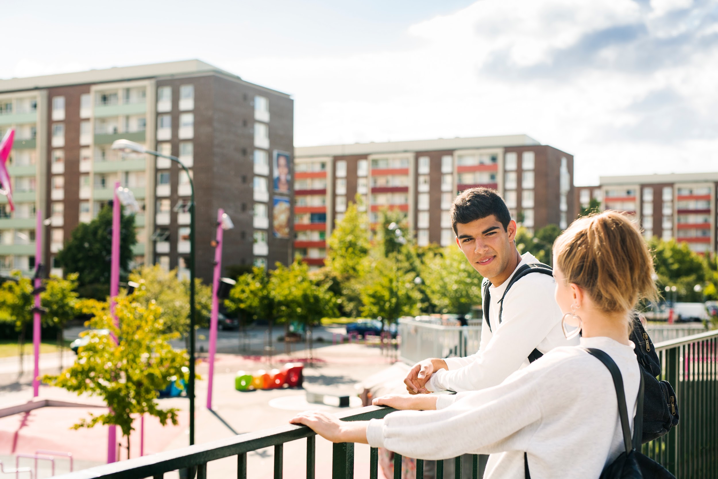 Estudiantes en el balcón de una residencia