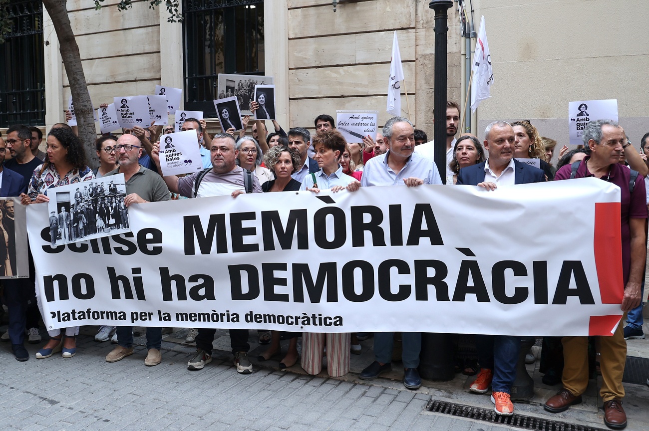 Protesta en 2024 frente al Parlamento Balear en defensa de la Ley de Memoria Democrática. (Foto: EP)