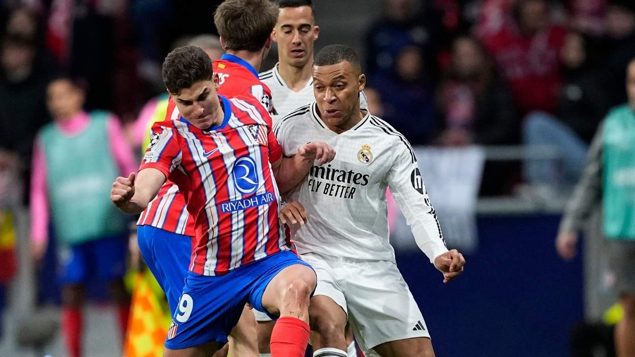 Julián Álvarez y Kylian Mbappé, peleando por un balón en el último derbi. EP