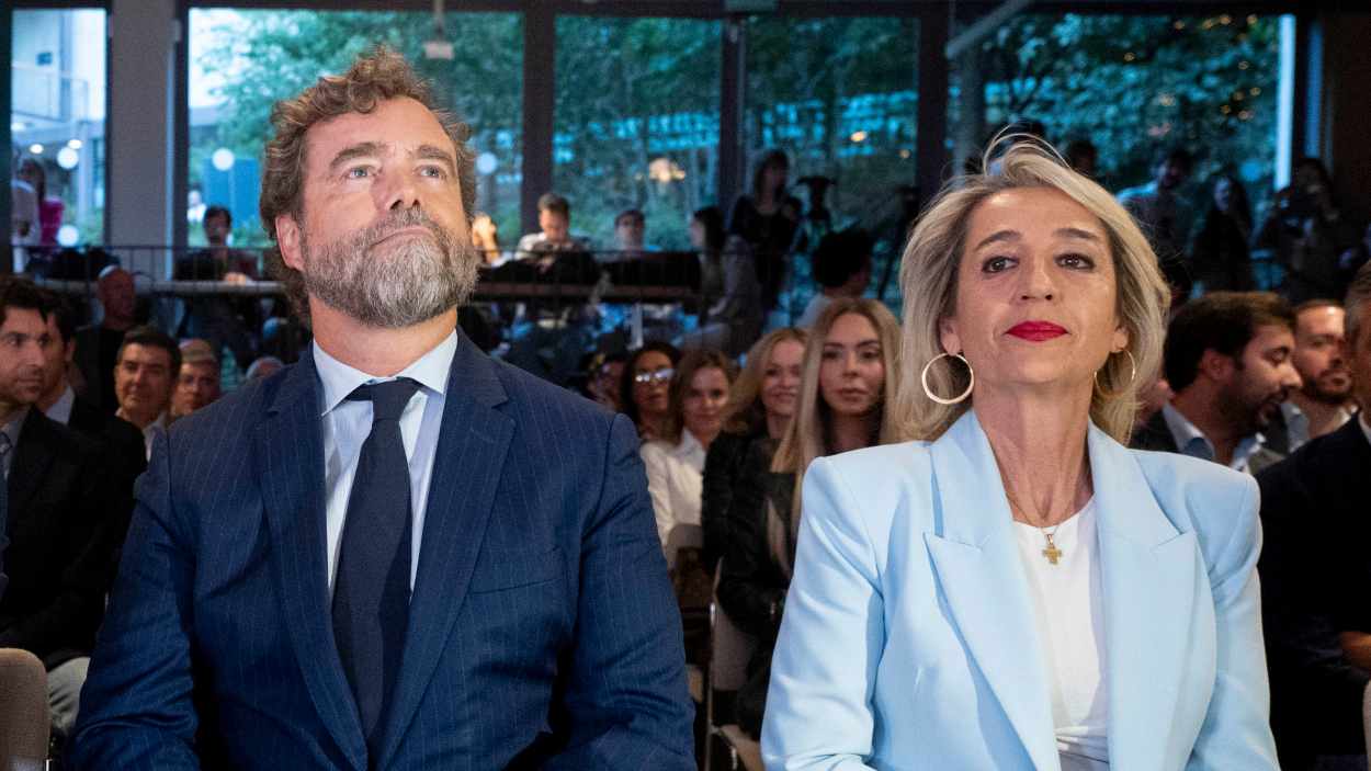 Inés Cañizares, líder de Vox en Toledo, sentada junto a Espinosa de los Monteros en el acto de presentación de la Fundación Atenea. EP.