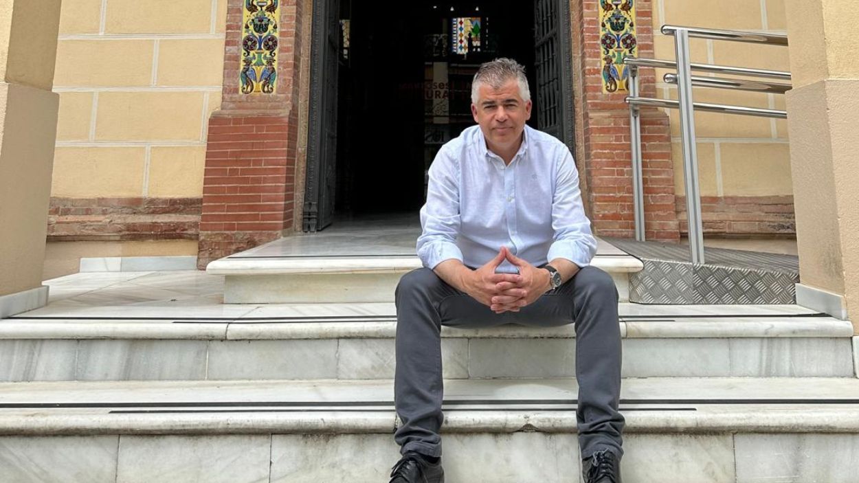 El alcalde de Martos, Emilio Torres, a las puertas de la Casa de la Cultura de su ciudad