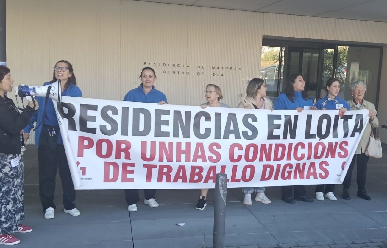 Trabajadoras de una residencia de mayores de Galicia protestan frente al centro para exigir condiciones laborales dignas. (Foto: CIG)