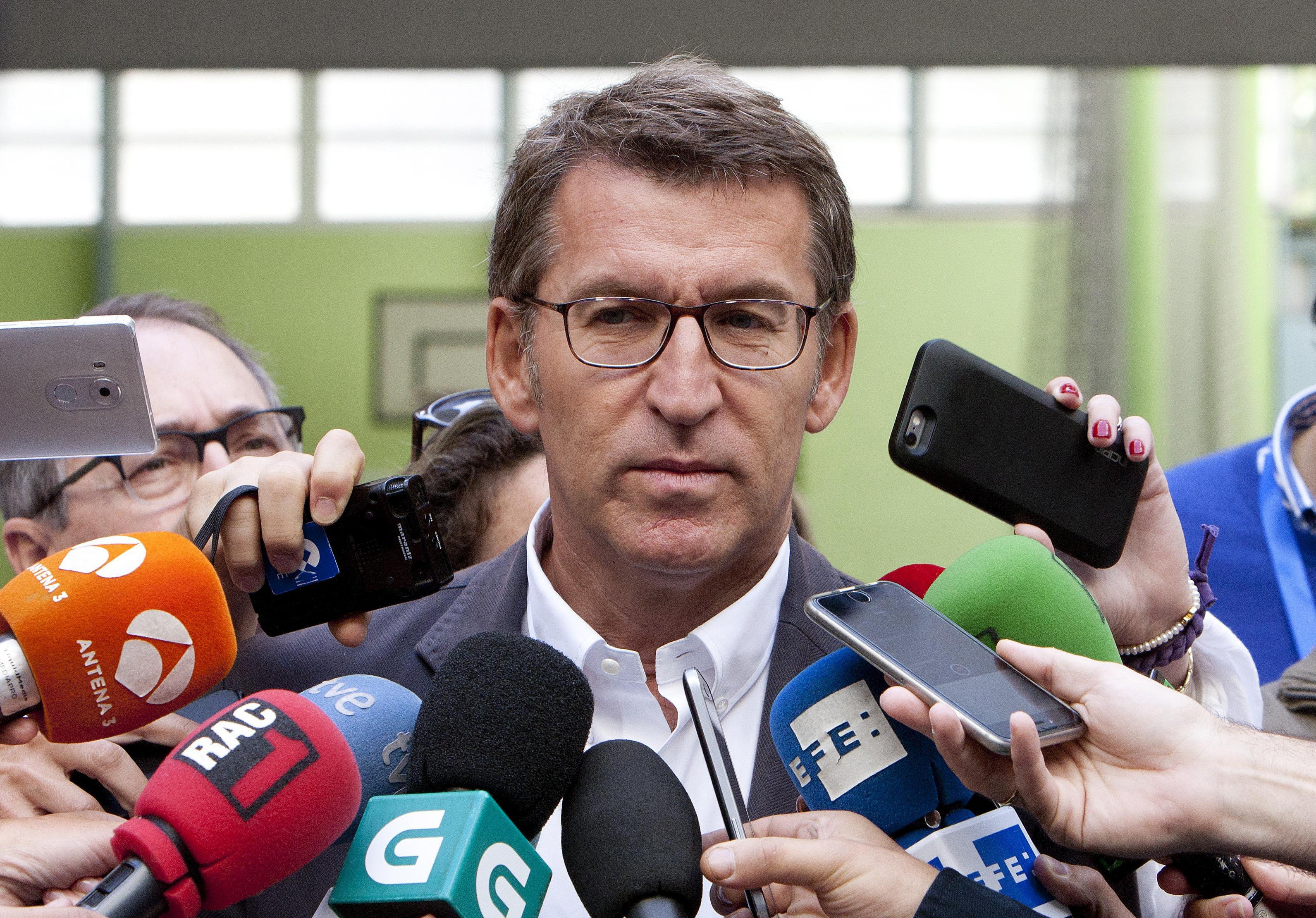 El presidente de la Xunta, Alberto Núñez Feijóo, atiende a los medios