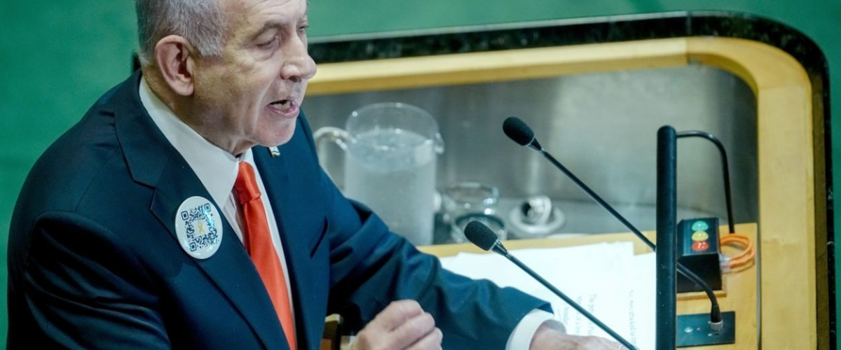 Netanyahu defiende su ofensiva en Gaza en la ONU mientras una experta en protocolo repara en el detalle de su chapa