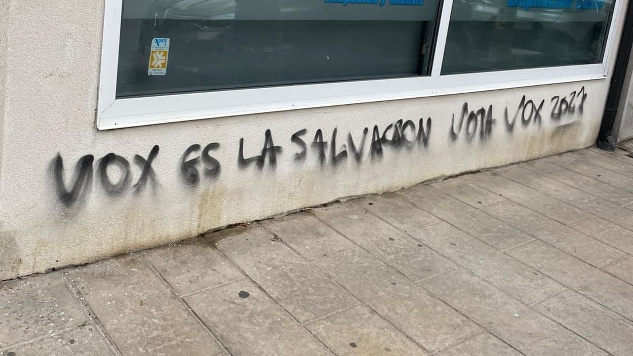 Pintada en el edificio de la sede provincial del PSOE de Lugo. EP.