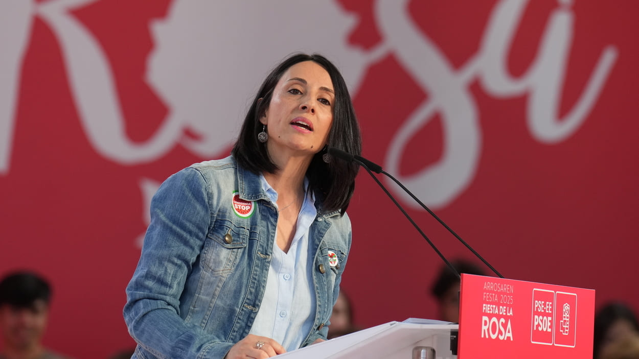 La secretaria de Organización del PSOE, Rebeca Torró, interviene en la Fiesta de la Rosa, en Landako Gunea de Durango. EP.