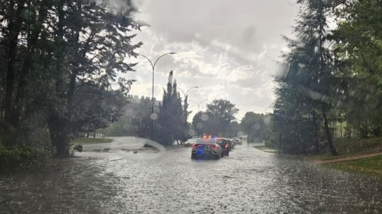 Imagen de una de las calles cortadas en Valladolid por la gran tormenta. EP.