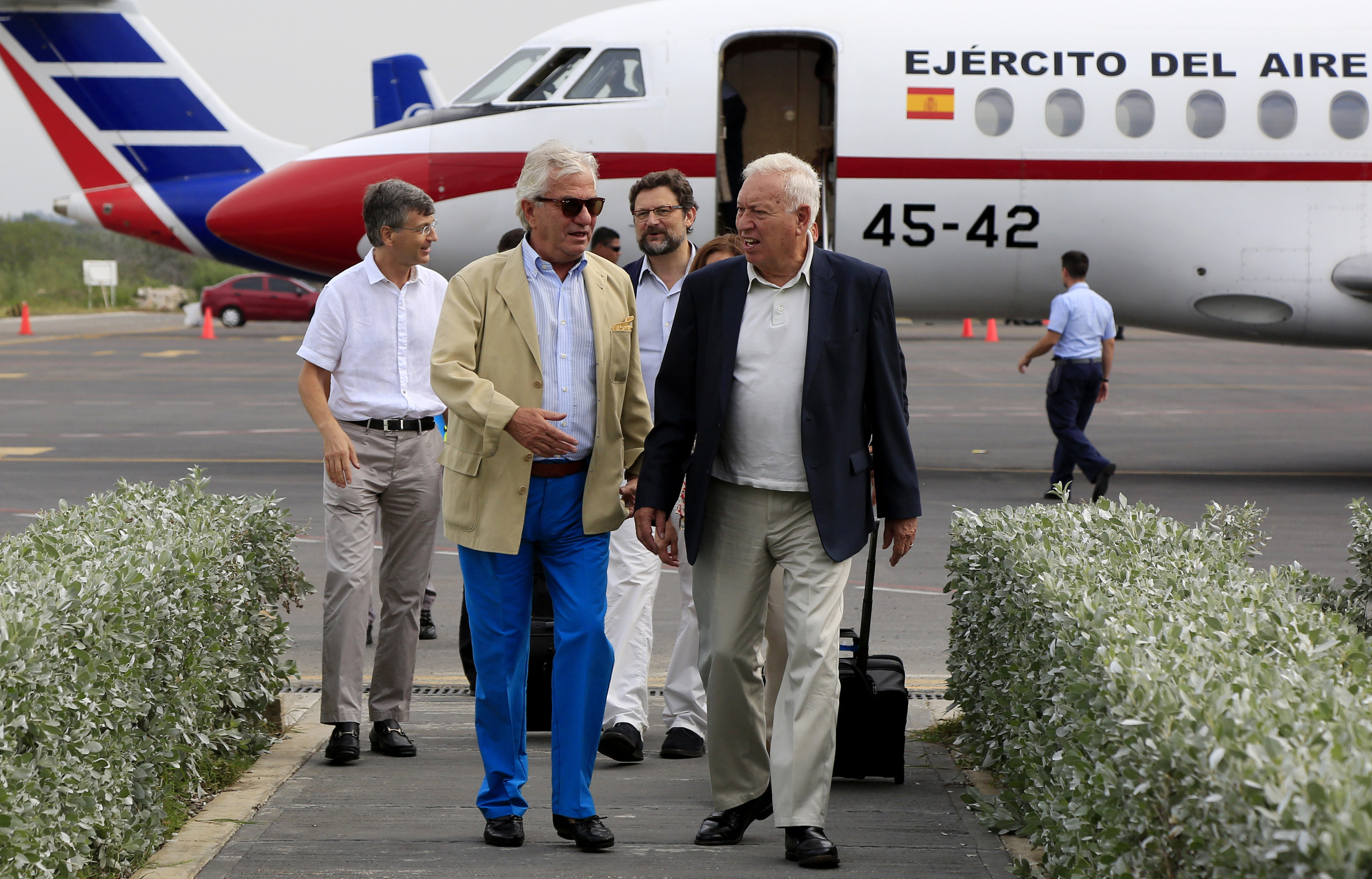 El ministro de Asuntos Exteriores, José Manuel García-Margallo (d), con el embajador de España en Colombia, Ramón Gandarias (c), a su llegada, a Cartagena El ministro de Asuntos Exteriores, José Manuel García-Margallo (d), con el embajador de España en Colombia, Ramón Gandarias (c), a su llegada, a Cartagena