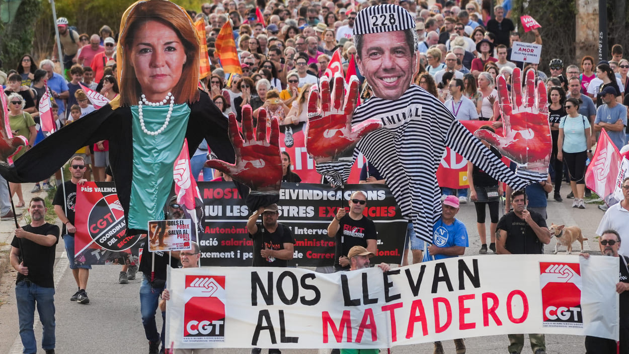 Varias personas durante una manifestación para pedir la dimisión de Mazón por la gestión de la DANA. EP.