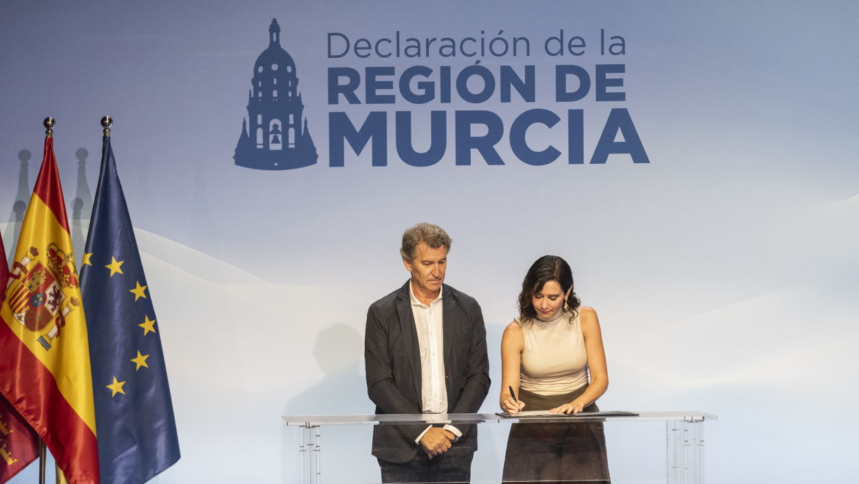 Ayuso demoniza a los migrantes y echa por tierra la equidistancia de Feijóo. EP.