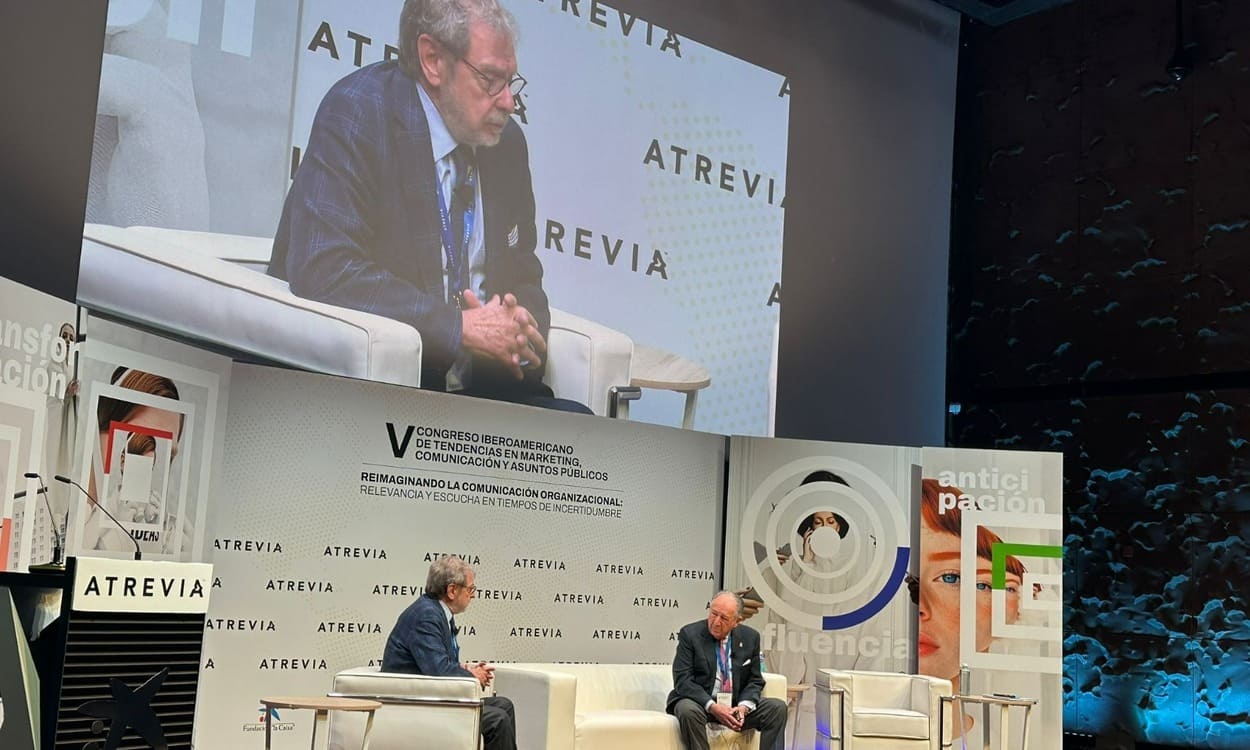 Félix Sanz Roldán y Juan Luis Cebrián durante la mesa inaugural del V Congreso Iberoamericano en Madrid. ATREVIA