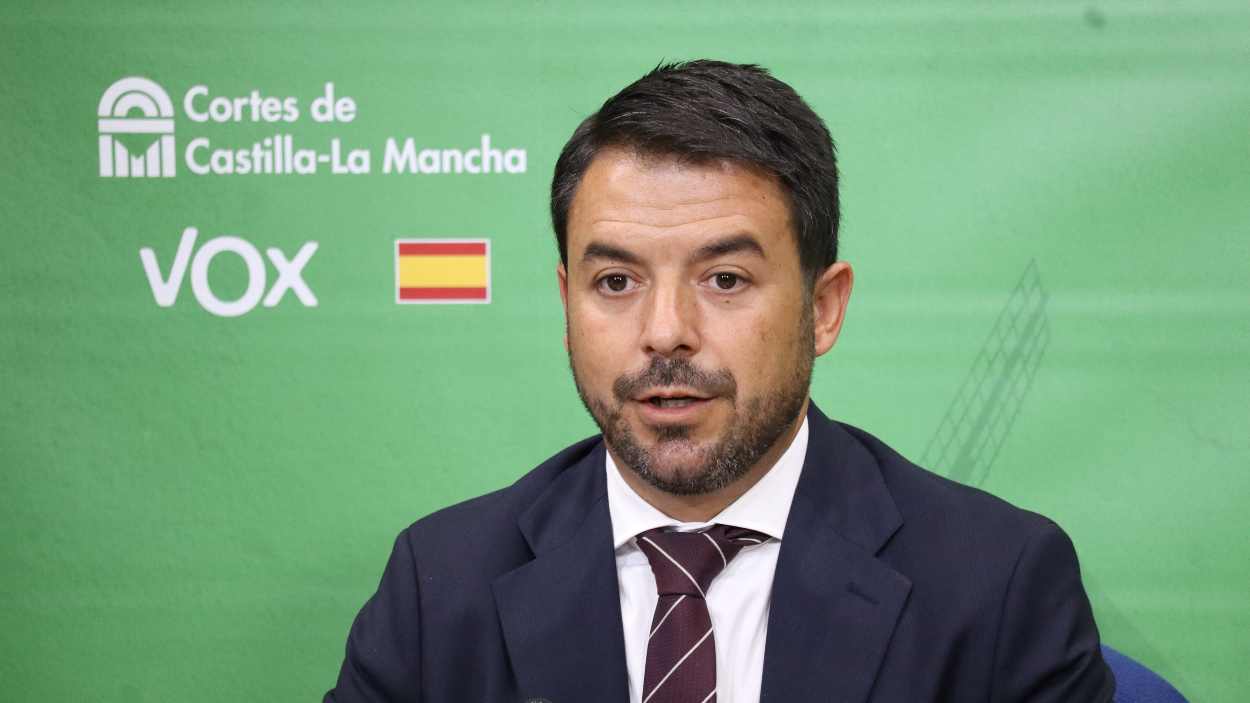 El portavoz del Grupo Parlamentario Vox en las Cortes de Castilla-La Mancha, Iván Sánchez, en rueda de prensa. Vox C-LM.