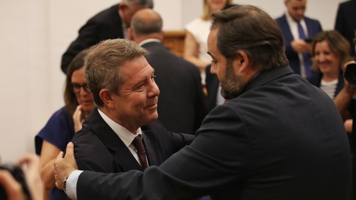 Emiliano García-Page y Paco Núñez se saludan tras la aprobación del Estatuto de Autonomía. Archivo EP.