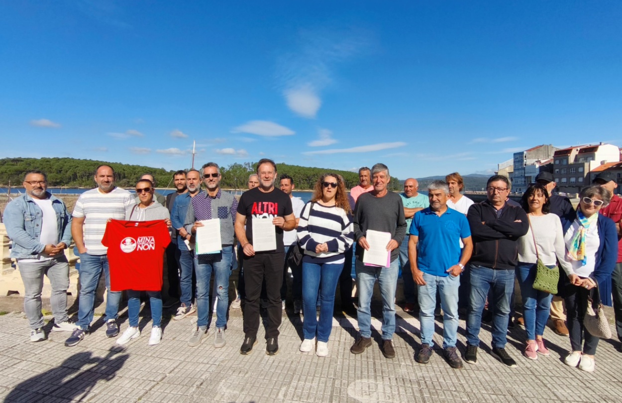 Foto de familia de miembros de Adega y PDRA tras la rueda de prensa de esta mañana (Foto: Adega.gal).