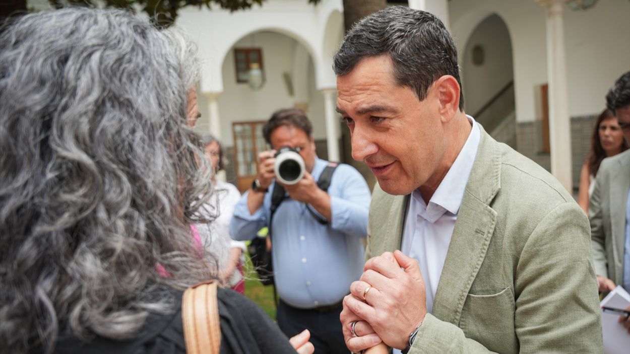 El presidente de la Junta de Andalucía, Juanma Moreno, se reúne con madres de cuidados paliativos