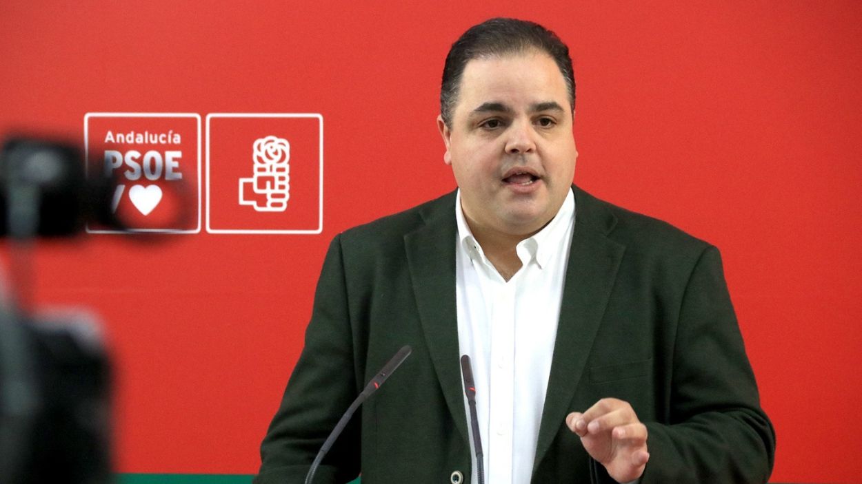 El parlamentario socialista por Jaén, Víctor Torres, durante una rueda de prensa