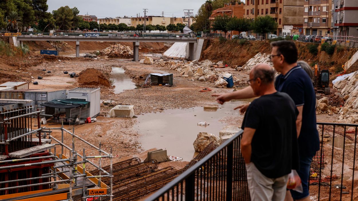 Dos hombres observan el estado del barranco del Poyo en Valencia tras las últimas lluvias del 29 de septiembre de 2025. EP.