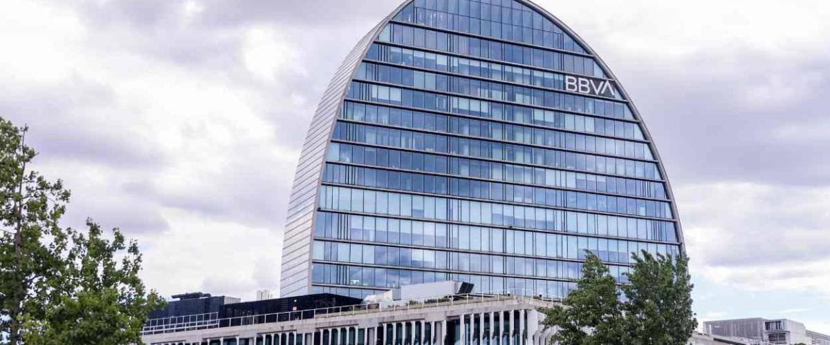 BBVA intenta atraer a los accionistas del Sabadell con una maniobra récord de dividendos