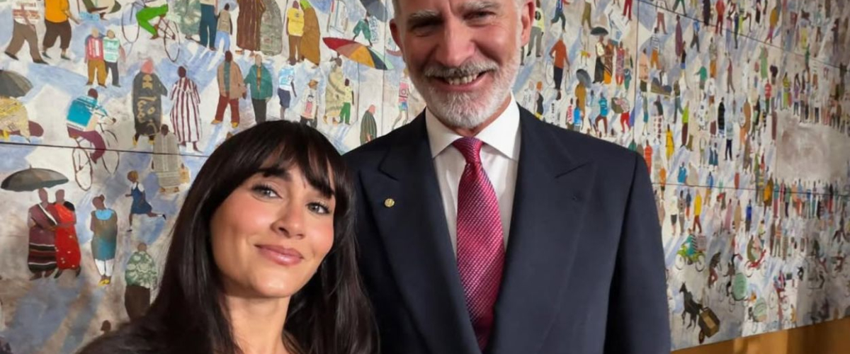 Es real: Aitana firma el ‘selfi’ más improbable con Felipe VI