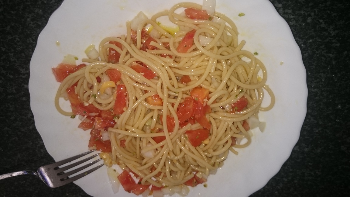 Espaguetis a la marinera y salmón a la plancha con calabacín
