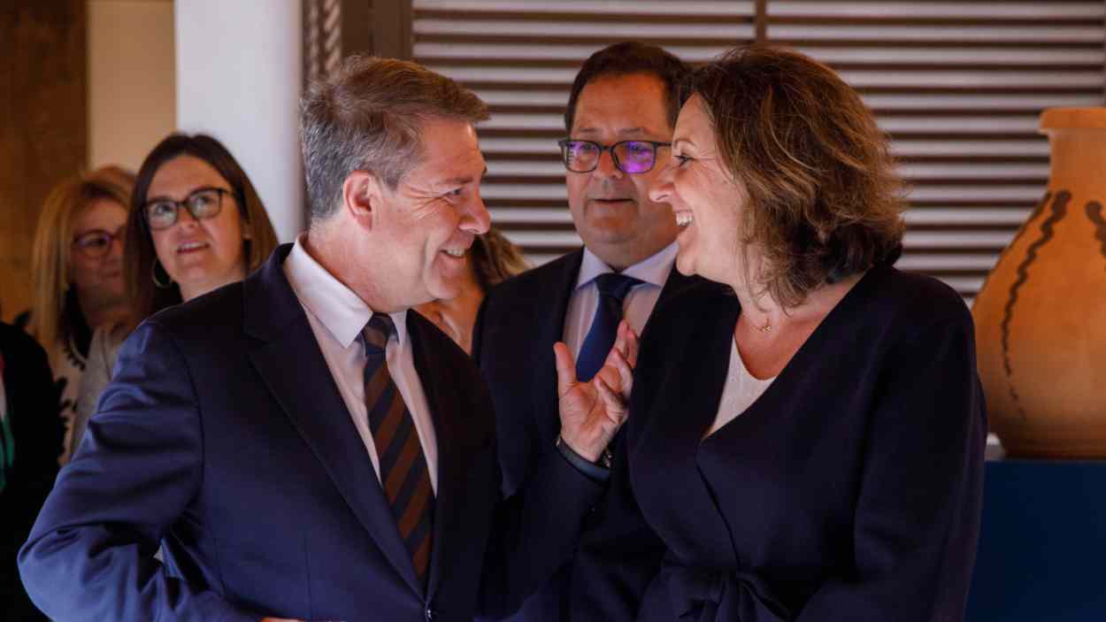 El presidente de Castilla La Mancha y la consejera de Economía en la inauguración de un hotel en Orgaz (Toledo). JCCM.