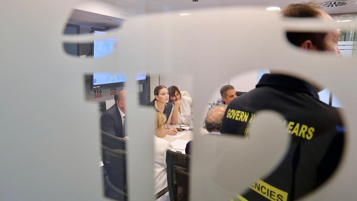 La presidenta del Govern, Marga Prohens, durante la reunión de emergencia por el temporal en Baleares. EP.