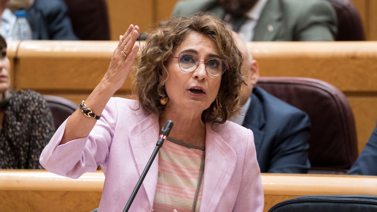 La vicepresidenta primera y ministra de Hacienda, María Jesús Montero, en la sesión de control del Gobierno en el Senado. EP.