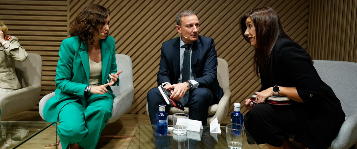 Ayuso presentó el libro de la abogada del juez Peinado