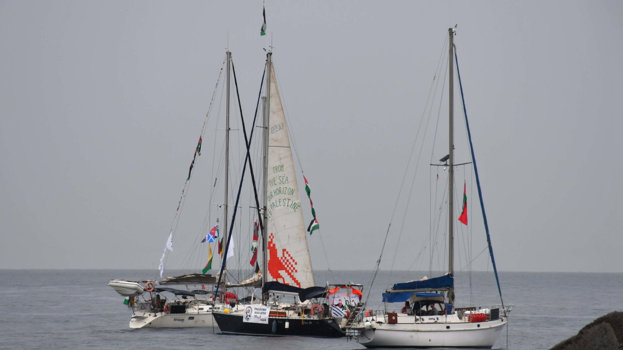 El buque no se adentrará con la flotilla en zona de ataque israelí y el Gobierno pide a sus tripulantes que frenen su avance. EP.