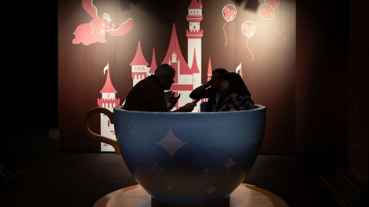 Taza de Alicia en el país de las maravillas en Disney The Exhibition en Madrid. EP