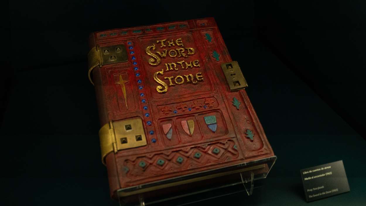 Libro de cuentos de Merlín, el encantador en Disney The Exhibition en Madrid. EP