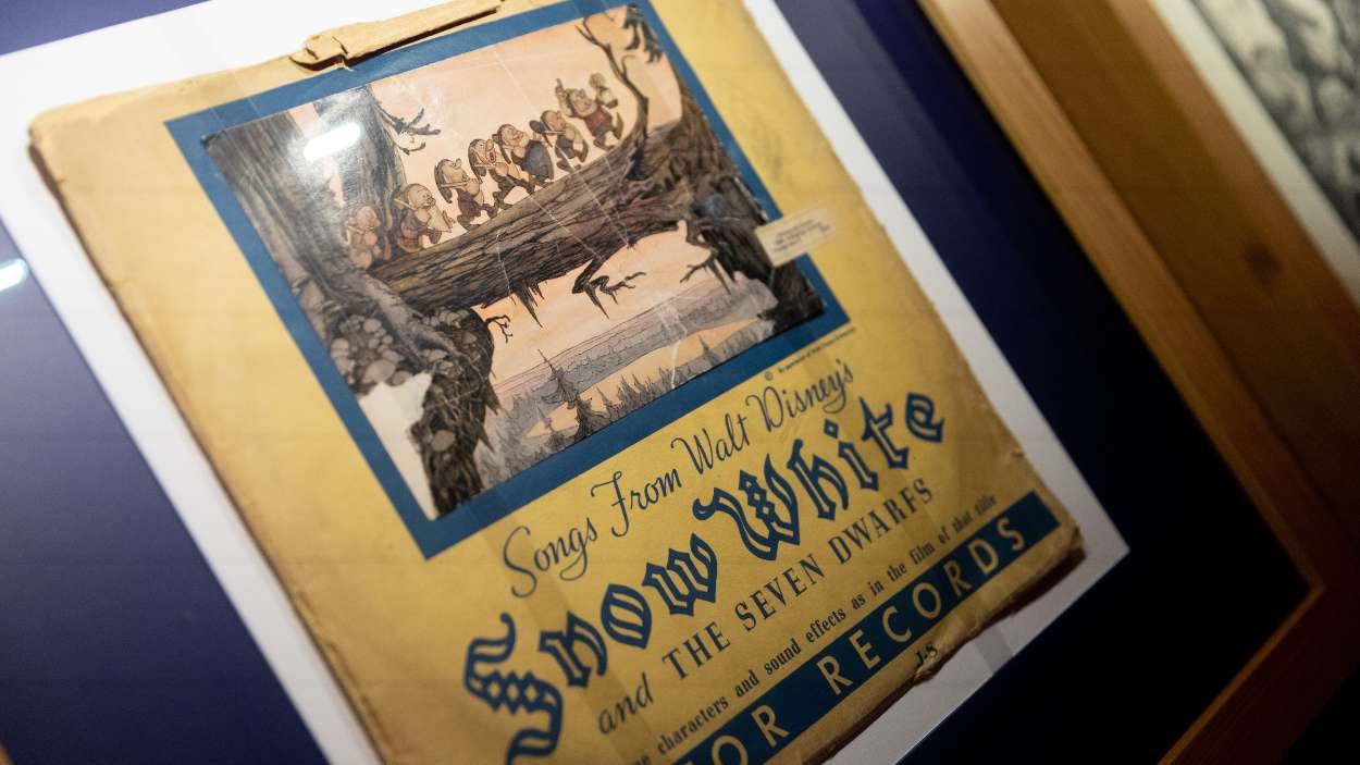 Vinilo en Blancanieves y los siete enanitos en Disney The Exhibition: 100 años de magia. EP