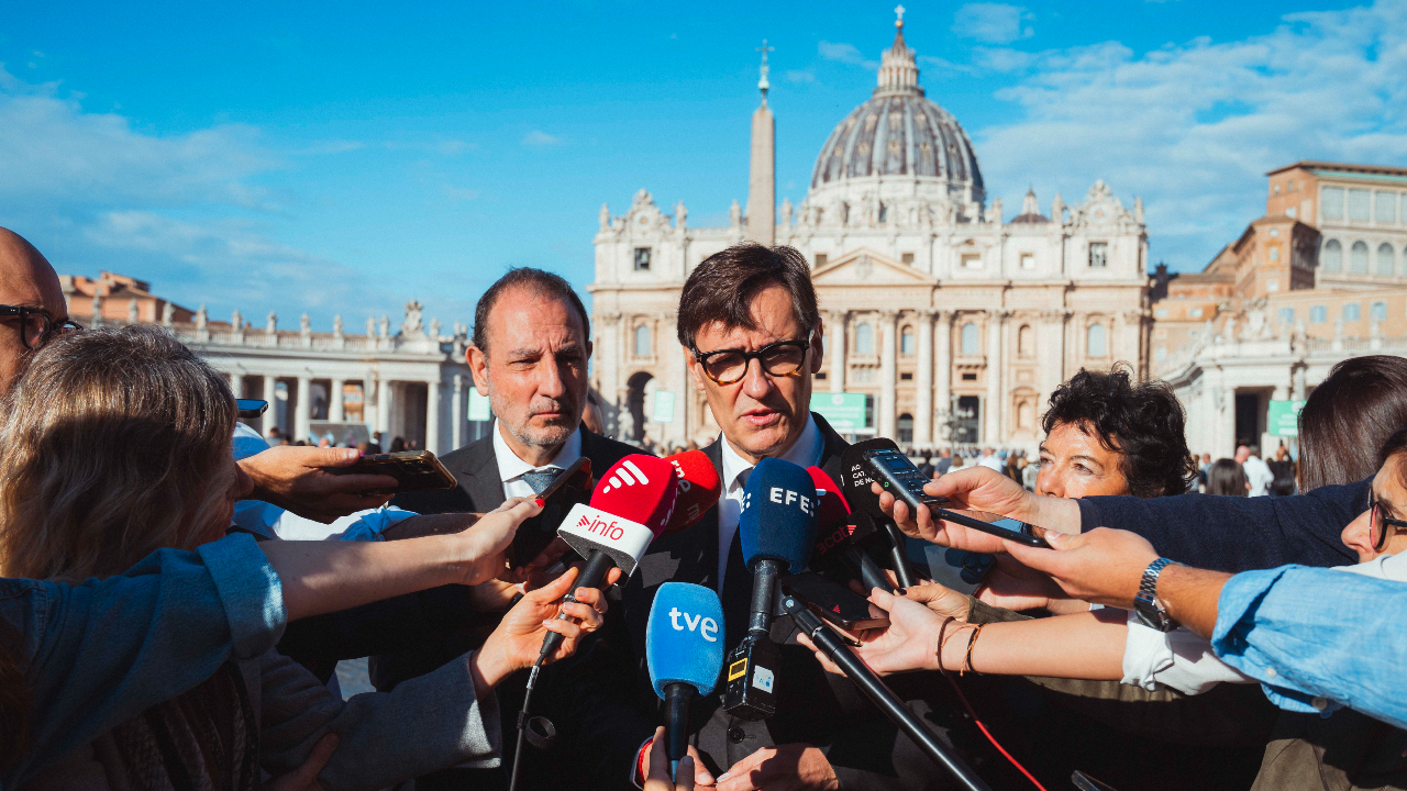 El presidente de la Generalitat, Salvador Illa atiende a los medios en el Vaticano. Arnau Carbonell