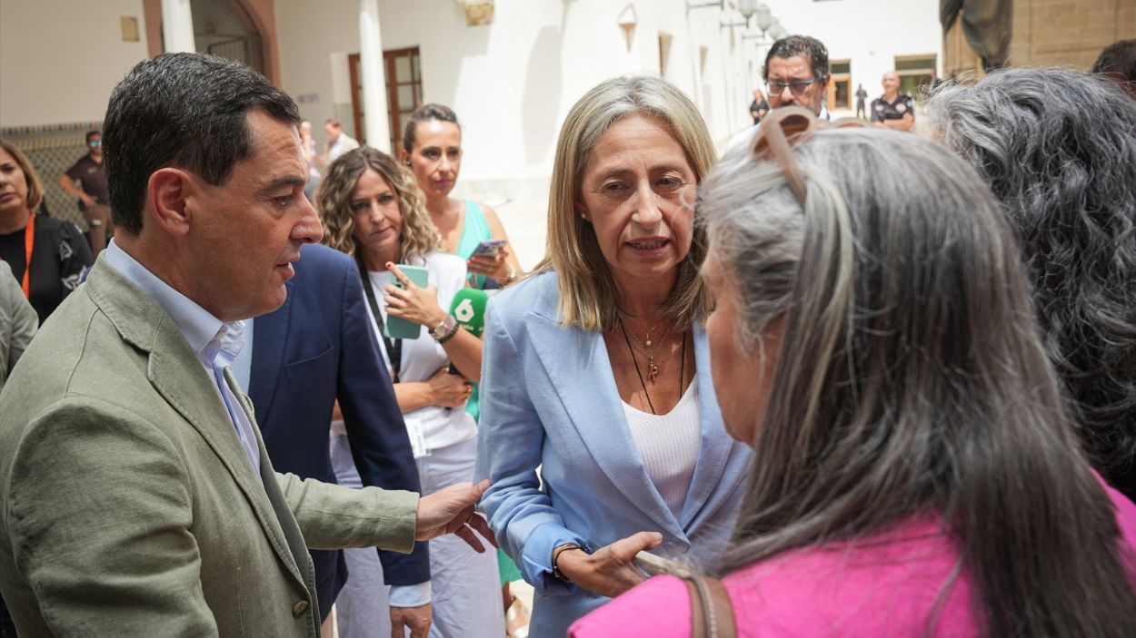 El presidente Junta de Andalucía, Juanma Moreno, y la consejera de Salud, Rocío Hernández. Archivo.