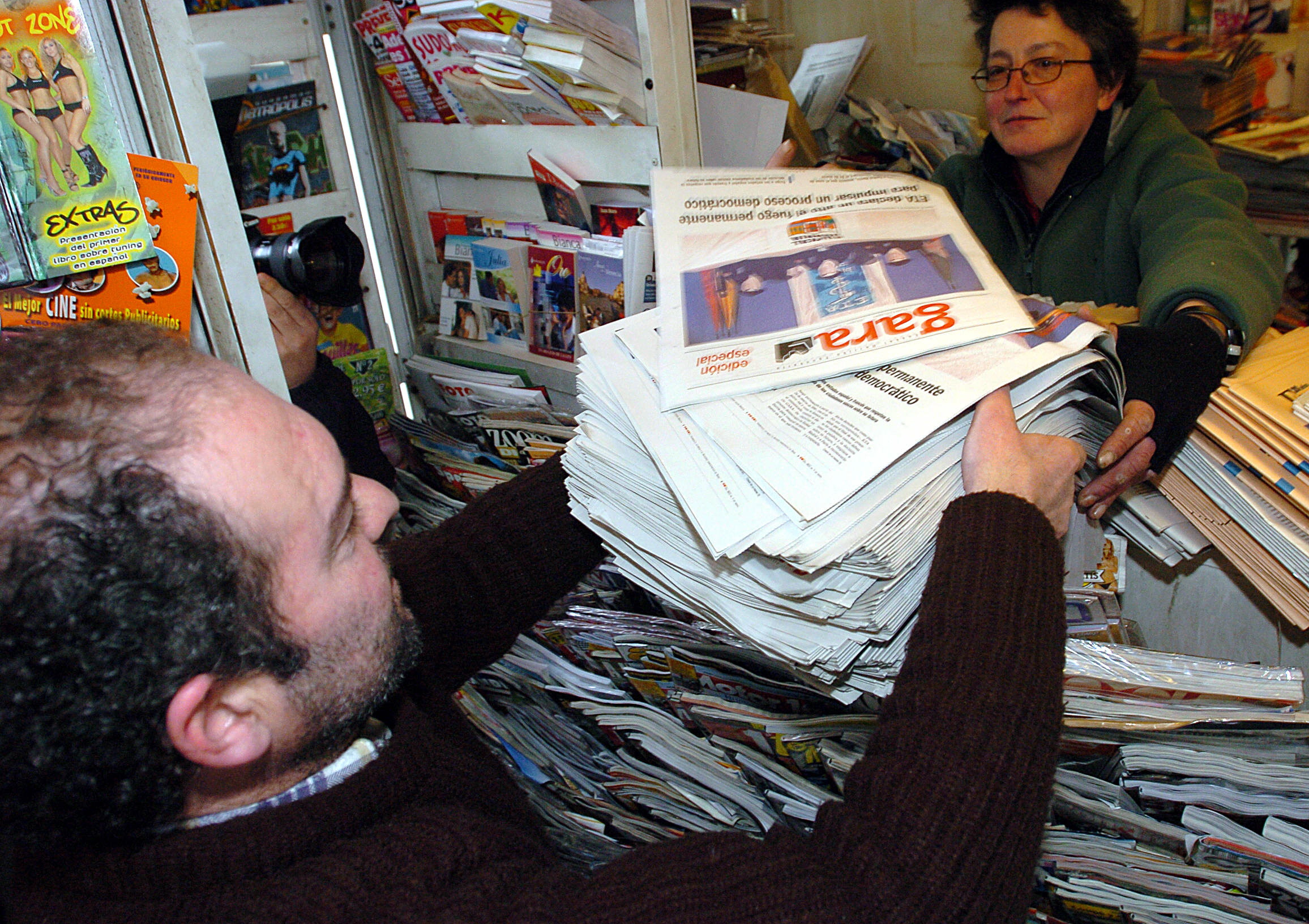 Un repartidor de periódicos en un quiosco de San Sebastián con los ejemplares del diario Gara