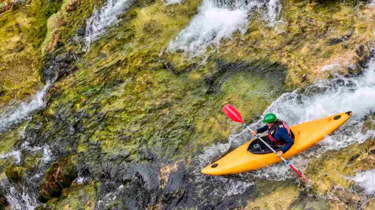 Una persona practica kayak en el Alto Tajo. JCCM.