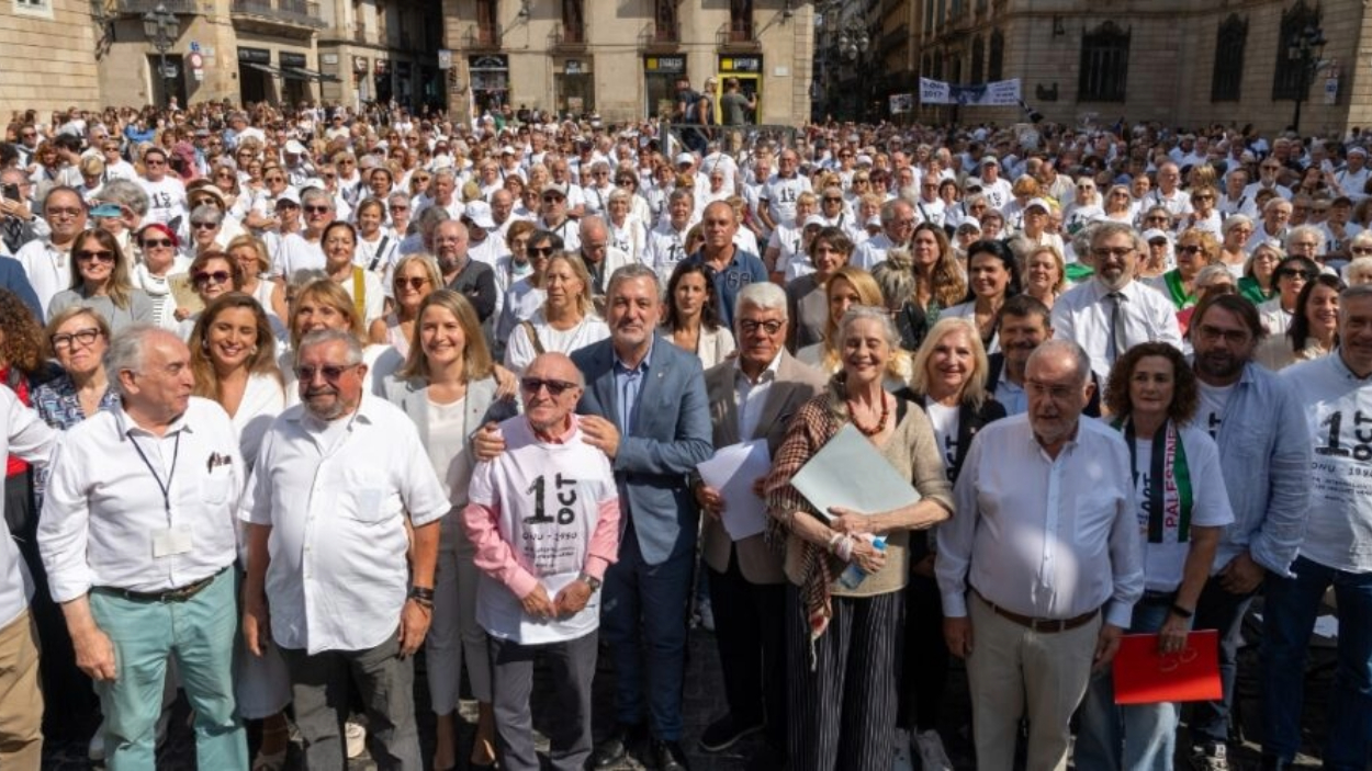 Concentración contra el edadismo en la plaza Sant Jaume de Barcelona por el Día Internacional de las Personas Mayores