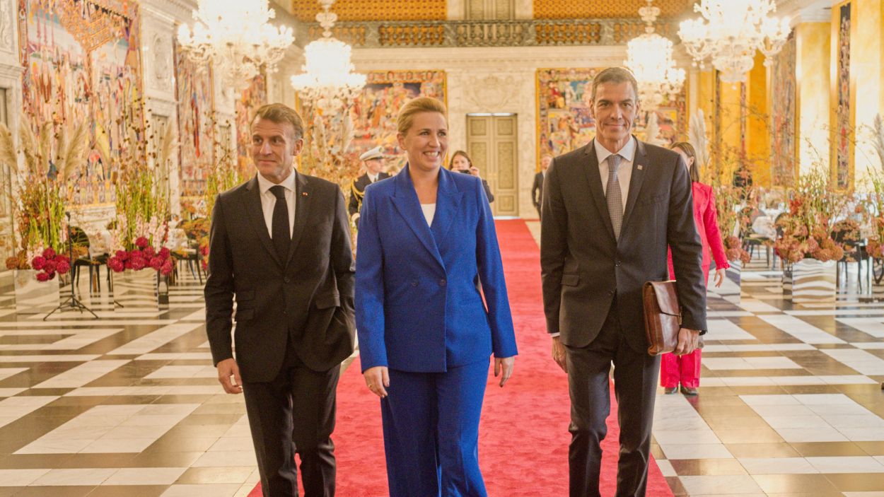 El presidente de Francia, Emmanuel Macron; la primera ministra de Dinamarca, Mette Frederiksen; y el presidente del Gobierno, Pedro Sánchez, en la sede del Gobierno danés en Copenhague. EP.